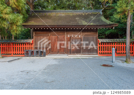 福岡 香椎宮の境内の社殿 124985089