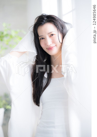 濡れた髪を乾かすタオルドライする女性　縦のカメラ目線 124985646