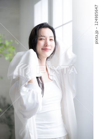 濡れた髪を乾かすタオルドライする女性 縦のカメラ目線 濡れた髪を乾かすタオルドライする女性 縦のカメラ目線 124985647