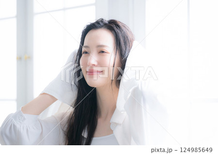 濡れた髪を乾かすタオルドライする女性　見上げる 124985649