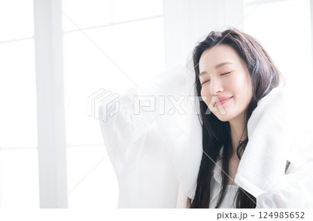 濡れた髪を乾かすタオルドライする女性 濡れた髪を乾かすタオルドライする女性 124985652
