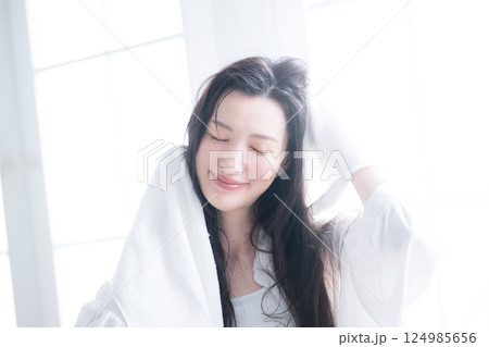 濡れた髪を乾かすタオルドライする女性 濡れた髪を乾かすタオルドライする女性 124985656