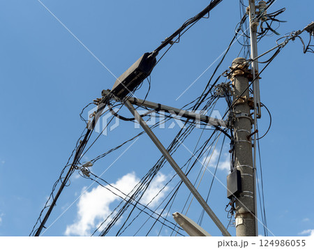 電線が入り組む電信柱 124986055
