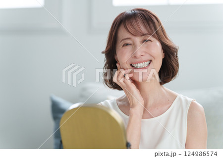 スキンケアをするシニア女性(美容) スキンケアをするシニア女性(美容) 124986574