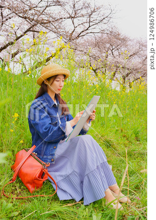 女性　菜の花　スケッチ　6 124986706