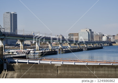 京葉線と砂町運河の風景 京葉線と砂町運河の風景 124986862