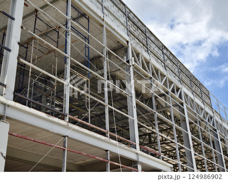 A large and impressive modern building is under construction. 124986902