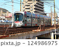 鉄橋を走る広島電鉄、宮島線の路面電車 124986975