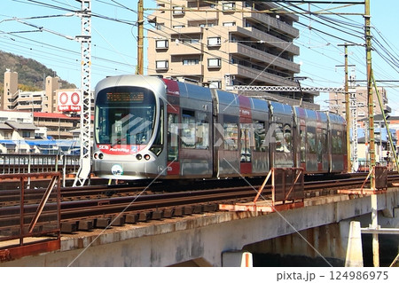 鉄橋を走る広島電鉄、宮島線の路面電車 124986975