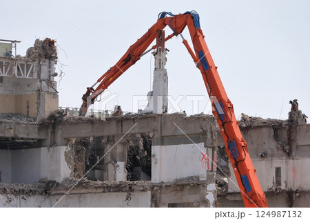 鉄筋コンクリート建物の解体工事現場 鉄筋コンクリート建物の解体工事現場 124987132