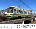 鉄橋を走る広島電鉄、宮島線の路面電車 124987177