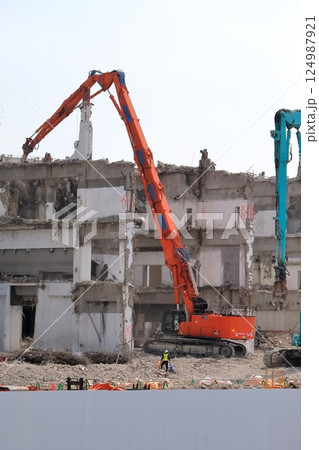 鉄筋コンクリート建物の解体工事現場 鉄筋コンクリート建物の解体工事現場 124987921