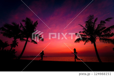 Silhouette of couple on tropical beach during sunset on background 124988151
