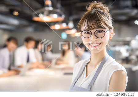 カフェで働く若い女性のイメージ素材 124989113