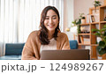 パソコンの前で微笑む女性 124989267