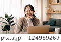 パソコンの前で微笑む女性 124989269