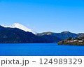 芦ノ湖と富士山（神奈川県箱根町） 124989329