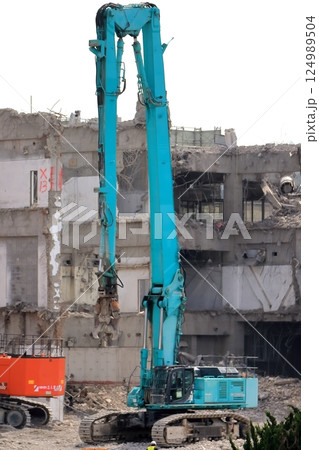 鉄筋コンクリート建物の解体工事現場 124989504