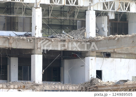 鉄筋コンクリート建物の解体工事現場 鉄筋コンクリート建物の解体工事現場 124989505