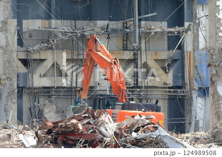 鉄筋コンクリート建物の解体工事現場 124989508