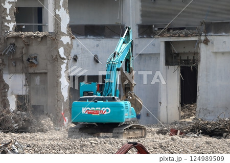 鉄筋コンクリート建物の解体工事現場 鉄筋コンクリート建物の解体工事現場 124989509