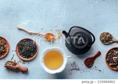 Loose tea leaves. Black, green, white tea, an assortment, with herbs etc 124989862