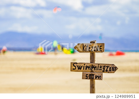 Kitezone and swimmingzone sign at beach. 124989951