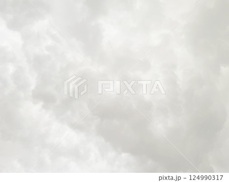 雨雲で覆われた明るい白灰色の曇り空の背景画像1 雨雲で覆われた明るい白灰色の曇り空の背景画像1 124990317