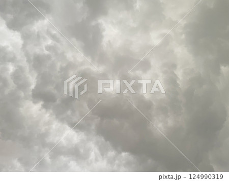 雨雲で覆われた暗い白灰色の曇り空の背景画像1 雨雲で覆われた暗い白灰色の曇り空の背景画像1 124990319