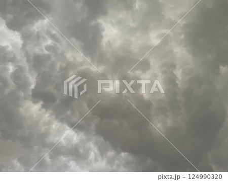 雨雲で覆われた灰色の曇り空の背景画像1 124990320