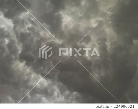 雨雲で覆われた暗い灰色の曇り空の背景画像1 124990321