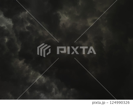 雨雲で覆われた黒灰色の曇り空の背景画像1 124990326