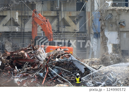 鉄筋コンクリート建物の解体工事現場 鉄筋コンクリート建物の解体工事現場 124990572