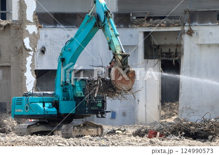 鉄筋コンクリート建物の解体工事現場 鉄筋コンクリート建物の解体工事現場 124990573