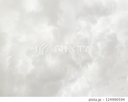 雨雲で覆われた明るい白灰色の曇り空の背景画像2 124990594