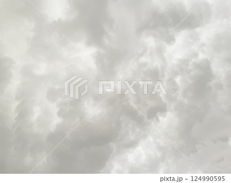 雨雲で覆われた白灰色の曇り空の背景画像2 124990595
