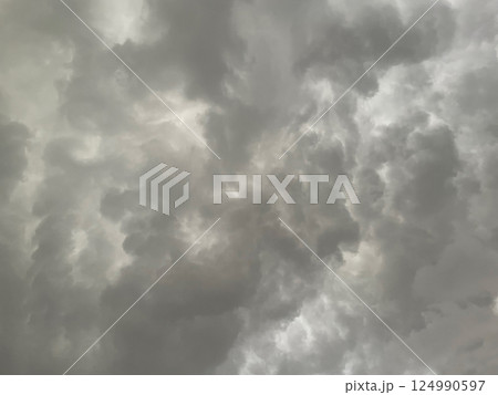 雨雲で覆われた灰色の曇り空の背景画像2 雨雲で覆われた灰色の曇り空の背景画像2 124990597
