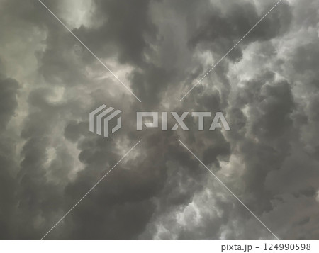 雨雲で覆われた暗い灰色の曇り空の背景画像2 雨雲で覆われた暗い灰色の曇り空の背景画像2 124990598
