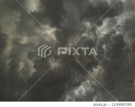 雨雲で覆われた消炭色の曇り空の背景画像2 124990599