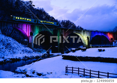 冬の遠野 めがね橋のライトアップ 冬の遠野 めがね橋のライトアップ 124990859