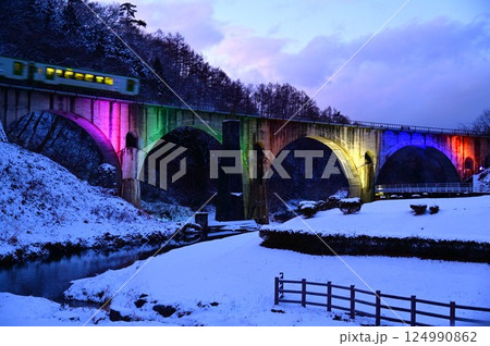 冬の遠野 めがね橋のライトアップ 124990862