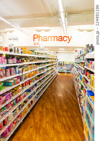 アメリカのドラックストアの店内陳列棚 124991190