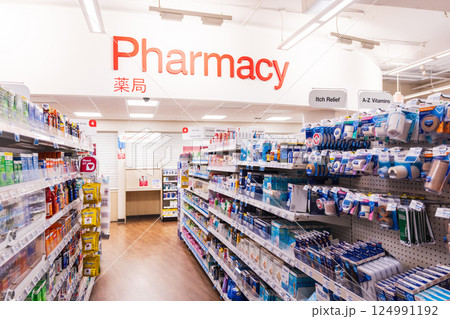 アメリカのドラックストアの店内陳列棚 124991192