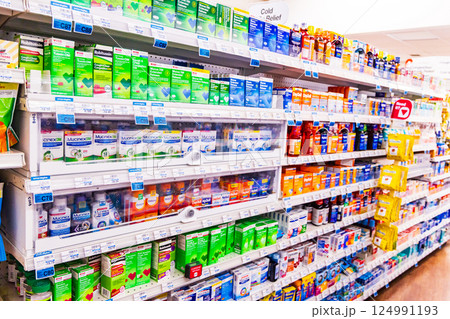アメリカのドラックストアの店内陳列棚 124991193