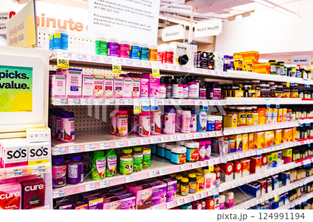 アメリカのドラックストアの店内陳列棚 124991194