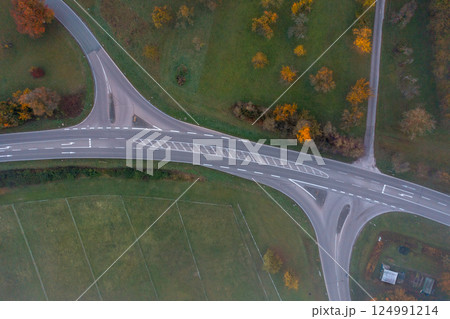 Drone aerial view with road intersection in an autumn scenery, directly above 124991214