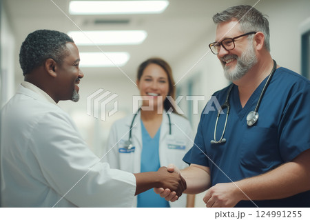 臨床現場で医師同士が握手、チームワークと相互尊重のテーマ 臨床現場で医師同士が握手、チームワークと相互尊重のテーマ 124991255