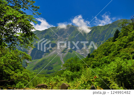 中国地方・大山隠岐国立公園・大神山神社奥宮・昔と同じであろう賽の河原の大山の眺め・鳥取県大山町(8) 124991482