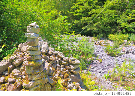 中国地方・大山隠岐国立公園・大神山神社奥宮・賽の河原のイメージ、子供の供養のケルン・鳥取県大山町 124991485