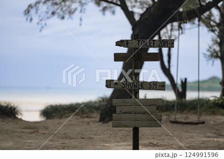 ・底地ビーチの入り口に立つおしゃれな手書き看板と南国の雰囲気 124991596